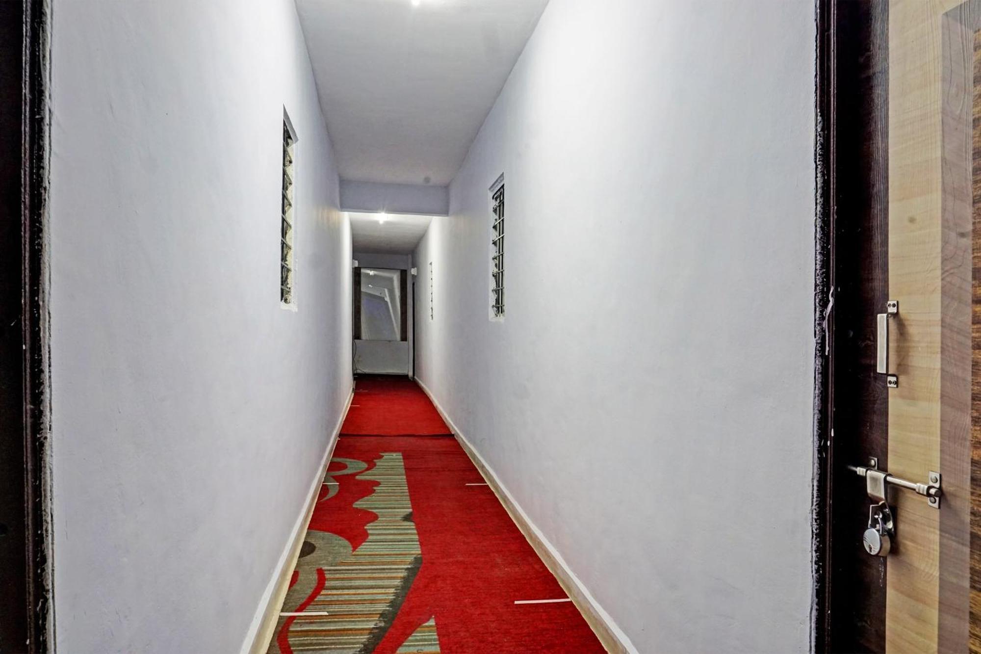 Oyo 820503 Lotus Lodge And Guest House Kharakvasla Екстер'єр фото