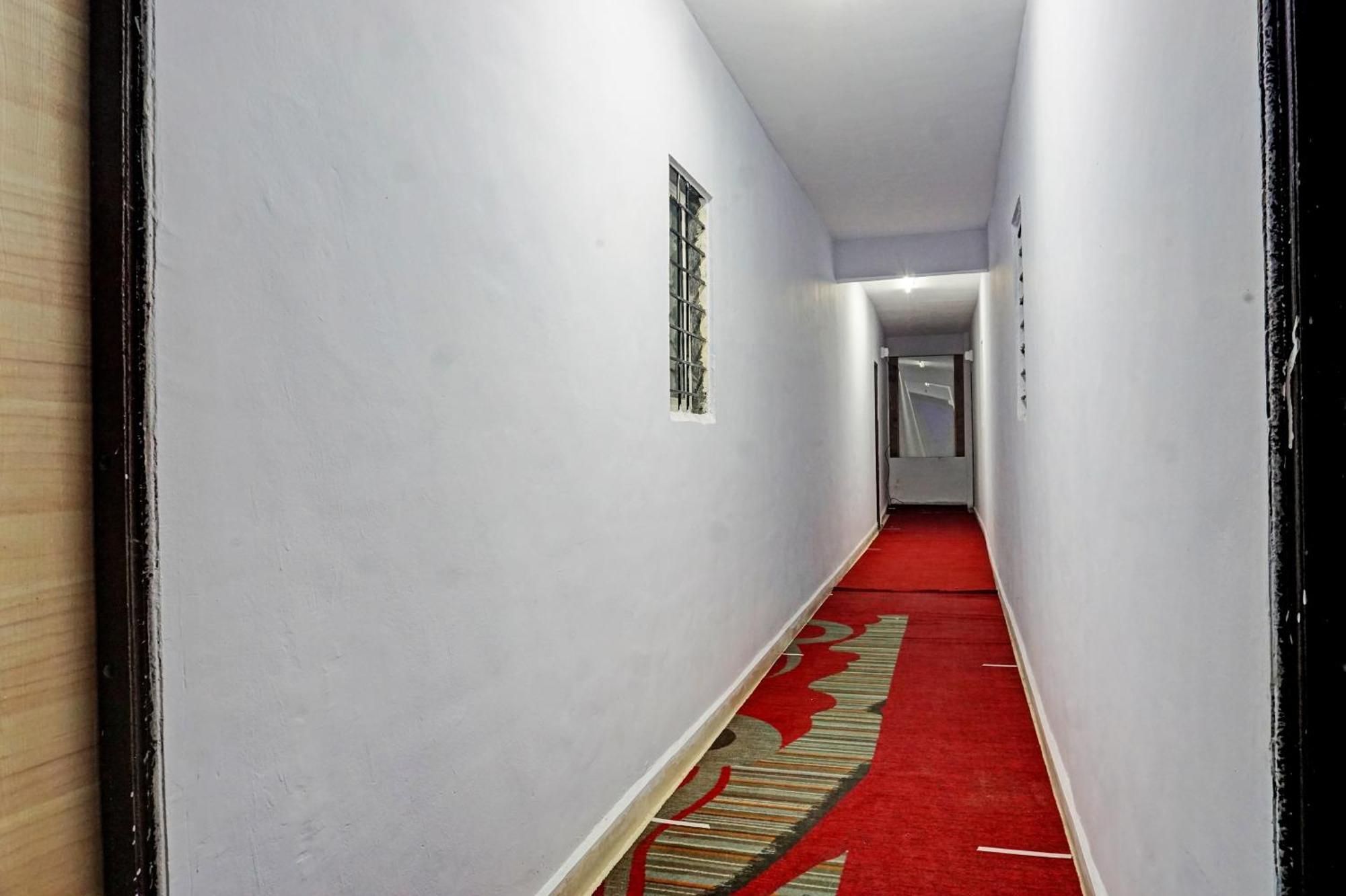 Oyo 820503 Lotus Lodge And Guest House Kharakvasla Екстер'єр фото
