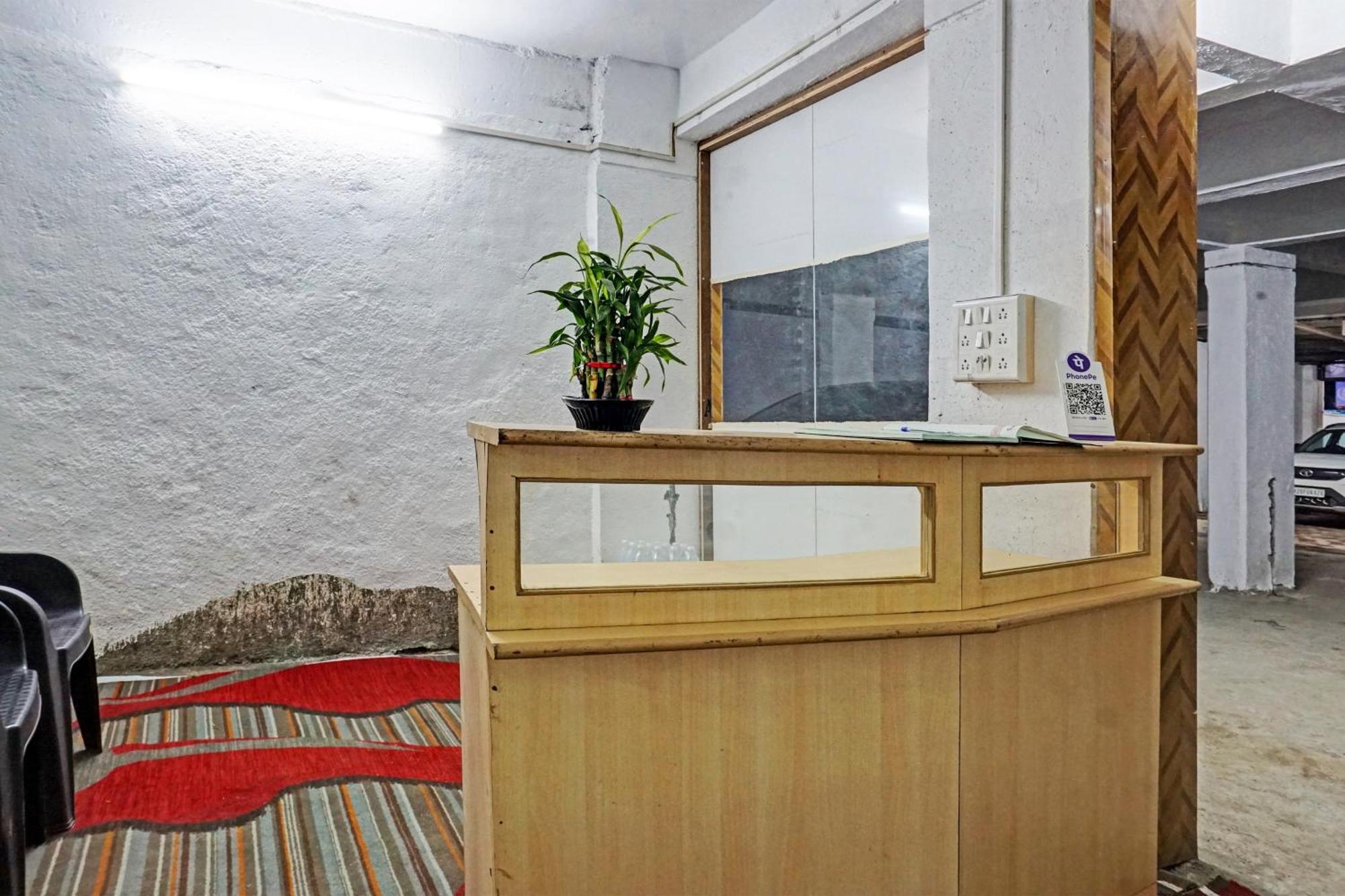 Oyo 820503 Lotus Lodge And Guest House Kharakvasla Екстер'єр фото