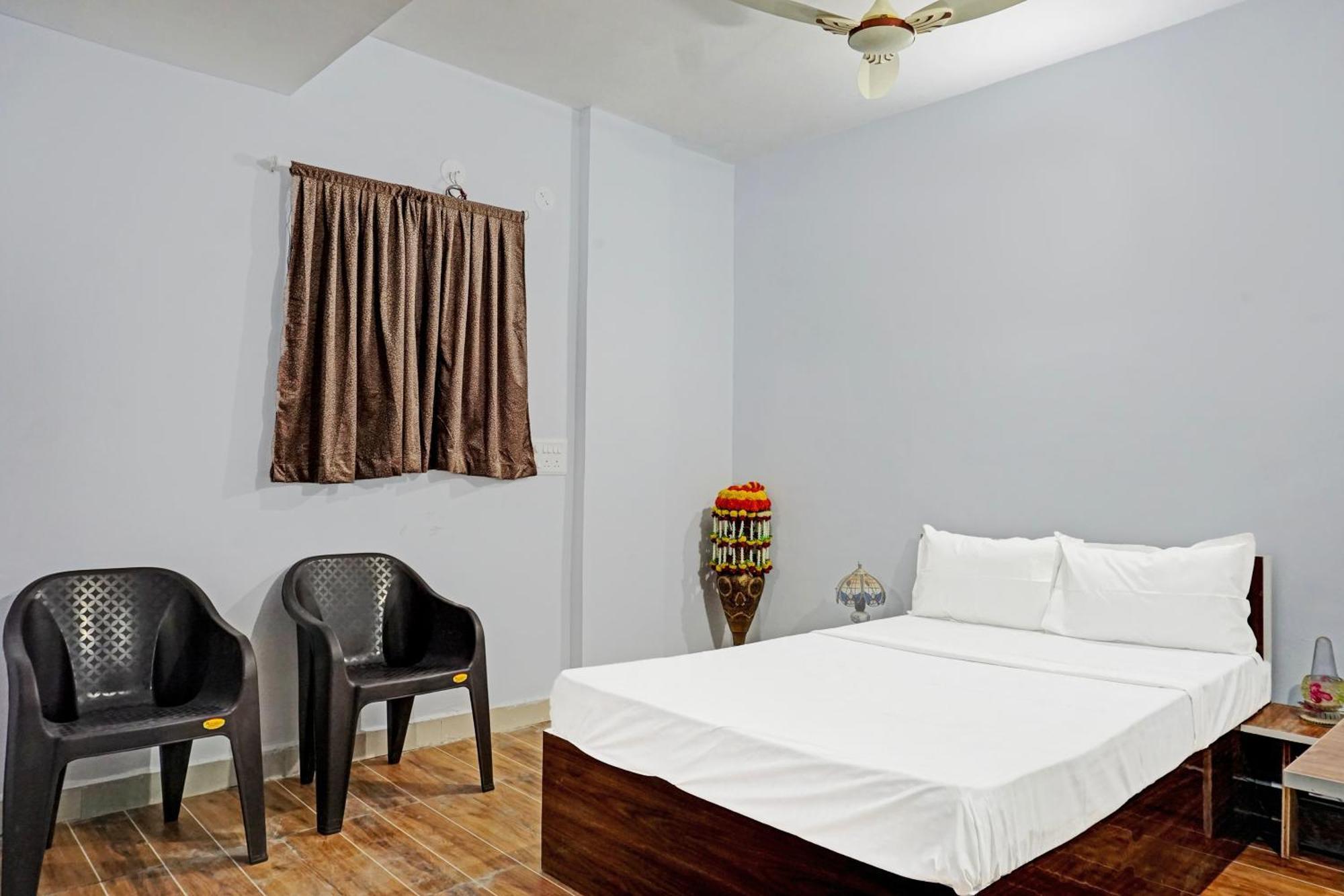 Oyo 820503 Lotus Lodge And Guest House Kharakvasla Екстер'єр фото